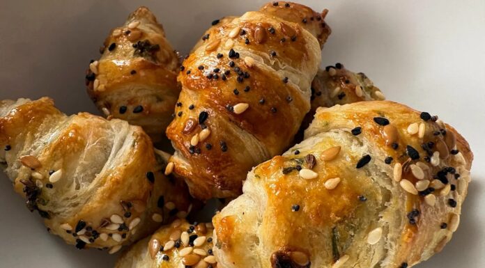 Млинці з ріпчастою цибулею у формі круасана: вірусний TikTok Лайфхак для легких перекусів