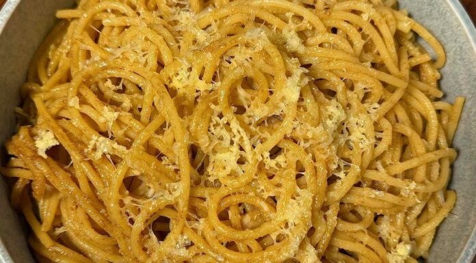 Швидка та легка паста з підсмаженим місо-масляним соусом (20 хвилин)