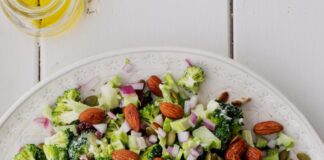 L’insalata di broccoli che non ha bisogno di pancetta