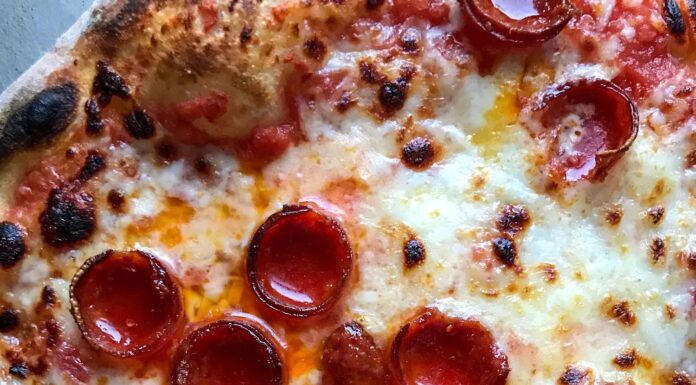 Cómo hornear pizza Imo’s congelada para obtener una corteza crujiente estilo St. Louis