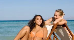 Warum Sonnenbaden am Strand gefährlicher ist, als Sie denken (und wie Sie auf der sicheren Seite bleiben)