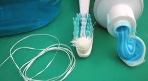 Pourquoi le fil dentaire bat-il la ficelle pour éliminer le biofilm et la gingivite