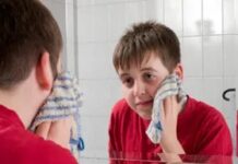 Мийте обличчя мочалкою: переваги, ризики для бактерій та кращі звички