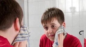 Мийте обличчя мочалкою: переваги, ризики для бактерій та кращі звички
