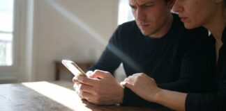 Pourquoi les SMS instantanés tuent la romance : le piège de l’anxiété numérique